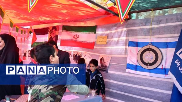 برپایی غرفه‌های سازمان دانش‌آموزی خراسان‌جنوبی در راهپیمایی 13 آبان