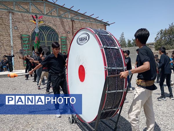 هیئت زنجیرزنی در روستای فیض آباد در صبح عاشورای حسینی 