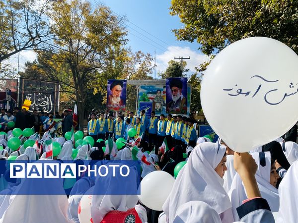 همبستگی نسل امروز با آرمان‌های انقلاب در راهپیمایی ۱۳ آبان باخرز