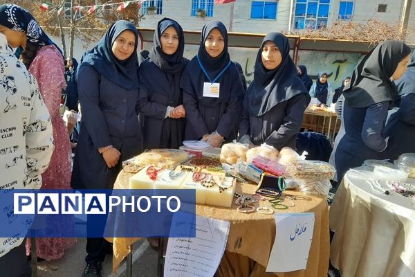 نمایشگاه کارآفرینی دانش آموزان دبیرستان حجاب شهرستان ورامین