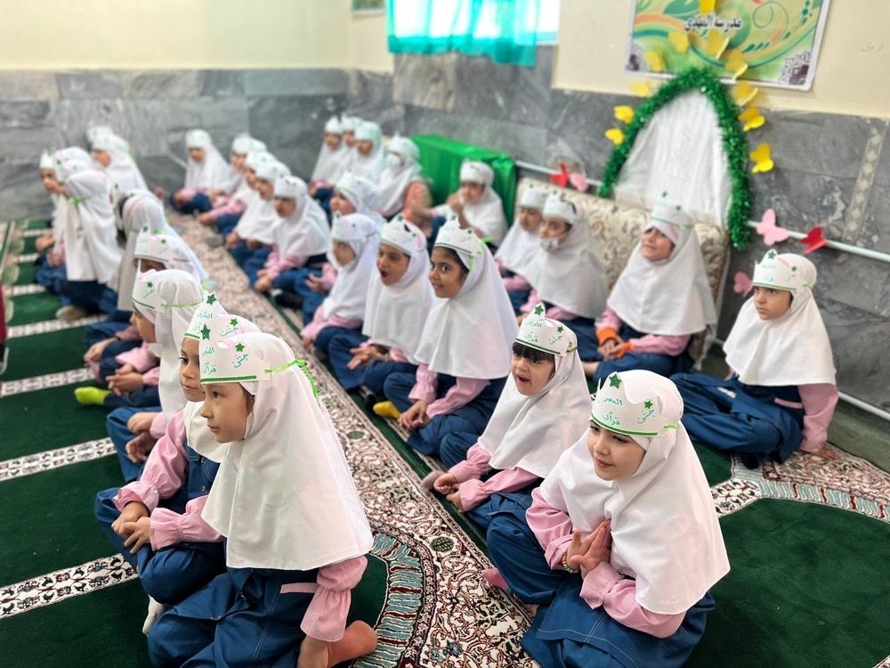 جشن قرآن در دبستان دخترانه المهدی ناحیه 2 کرج و شهرستان فردیس