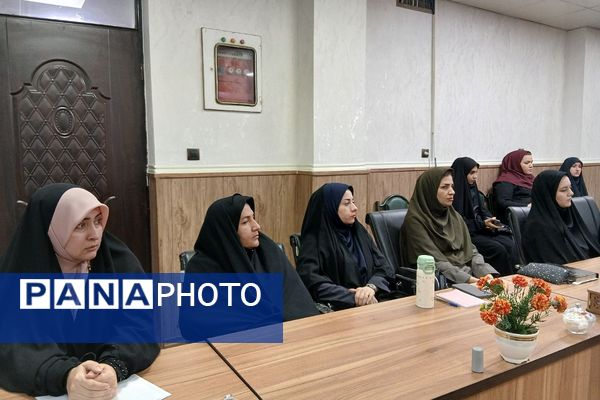 کارگاههای  آموزشی وتوانمندسازی  ویژه رابطین امور بانوان