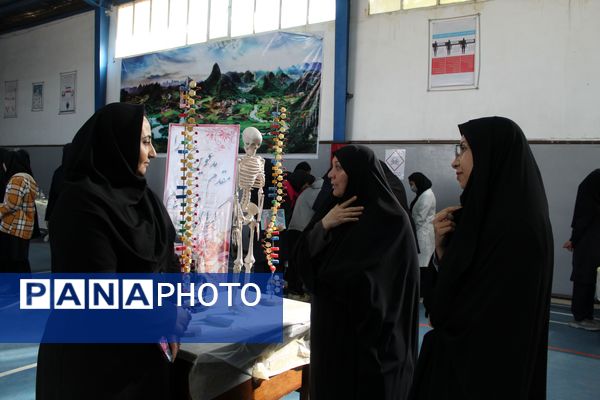 گرامیداشت روز آزمایشگاه در دبیرستان دخترانه شاهد غرویان وکیلی (۲۲)