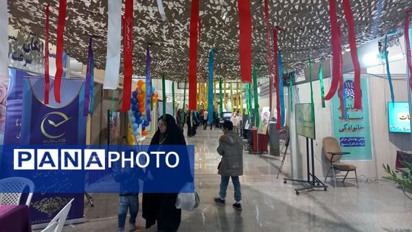 استقبال مردم از نمایشگاه بین المللی قرآن کریم در روز‌های پایانی سال