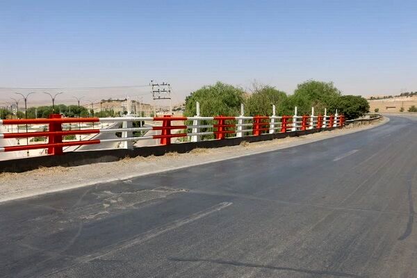 نصب و رنگ‌آمیزی هندریل‌ پل‌های بروجن چهارمحال وبختیاری در حال اجراست
