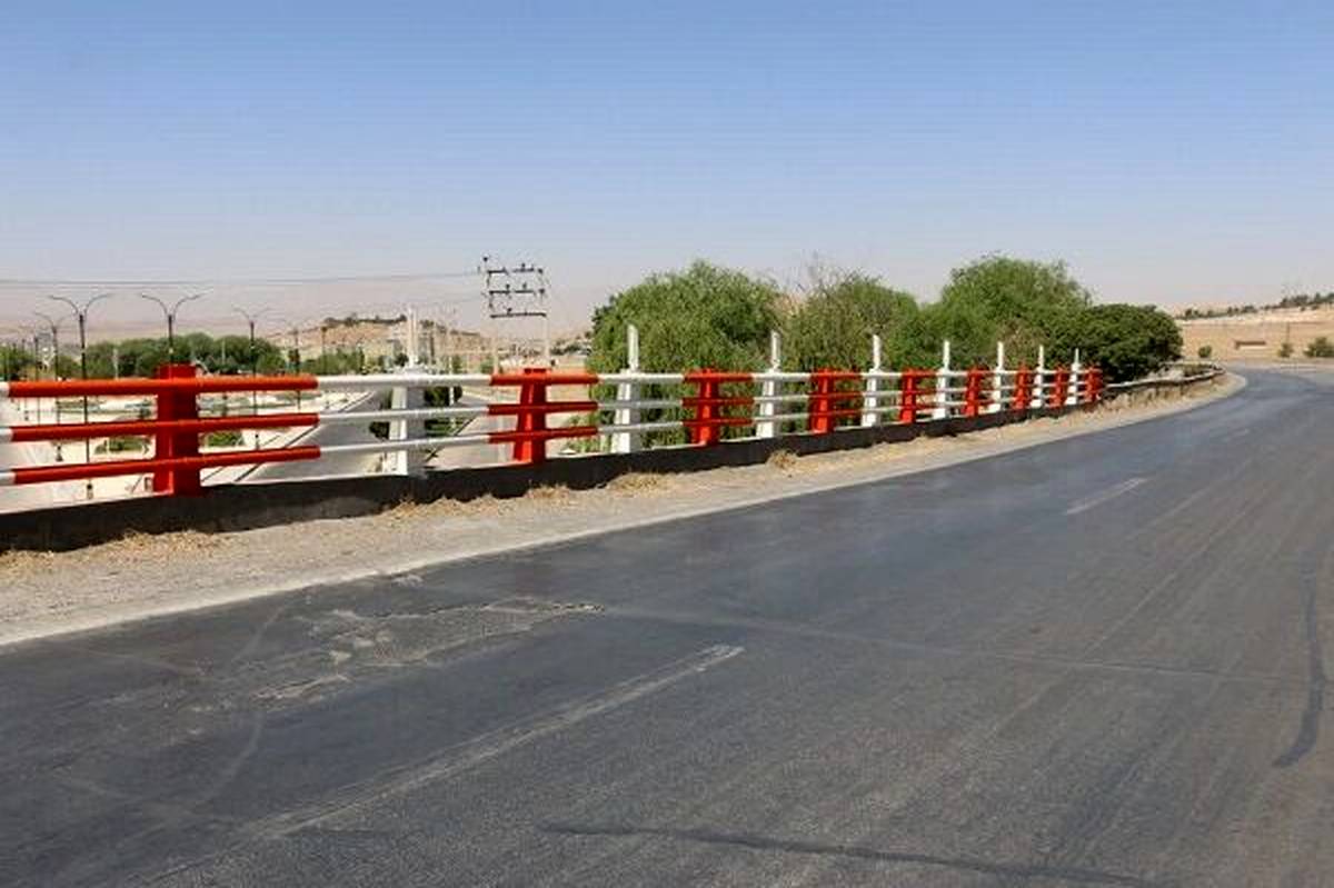 نصب و رنگآمیزی هندریل پلهای بروجن چهارمحال وبختیاری در حال اجراست