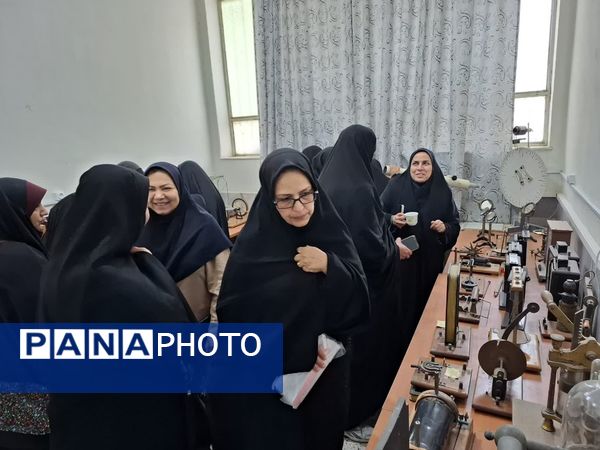 بازدید از پژوهش سرا و آزمایشگاه مرکزی رازی ناحیه ۲ در هفته مشاغل 