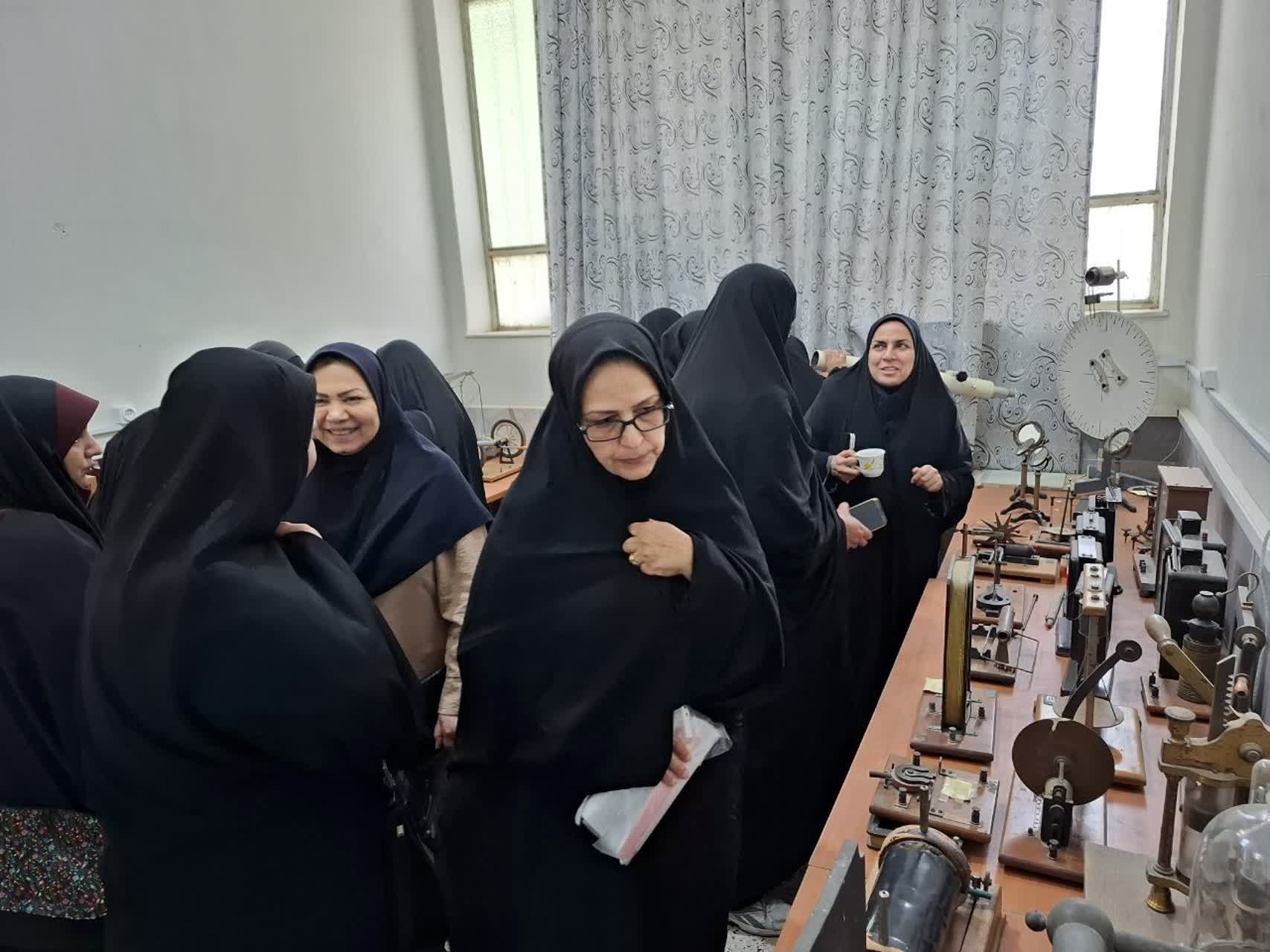 بازدید از پژوهش سرا و آزمایشگاه مرکزی رازی ناحیه ۲ در هفته مشاغل 