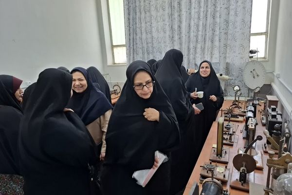 بازدید از پژوهش سرا و آزمایشگاه مرکزی رازی ناحیه ۲ در هفته مشاغل 