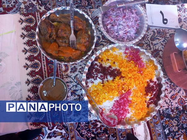 جشنواره غذاهای بومی محلی به‌مناسبت ایام‌الله دهه فجر در آموزشگاه علاقبندنیا ملارد