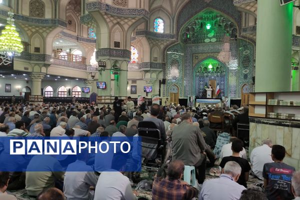 حضور مدیر آموزش و پرورش ناحیه دو شهرری در کنار دانش آموزان در نماز جمعه 