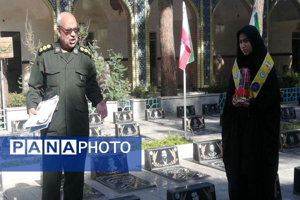 حضورپیشتازان دبیرستان شهید مجید دهنوی درگلزار شهدای بهشت فضل نیشابور