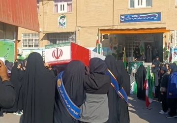 حضور لاله فاطمی در جمع دانش‌آموزان عزادار دبیرستان حضرت معصومه(س) قم