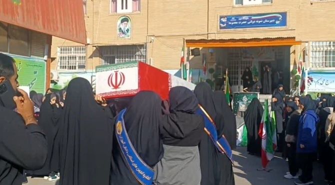 حضور لاله فاطمی در جمع دانش‌آموزان عزادار دبیرستان حضرت معصومه(س) قم