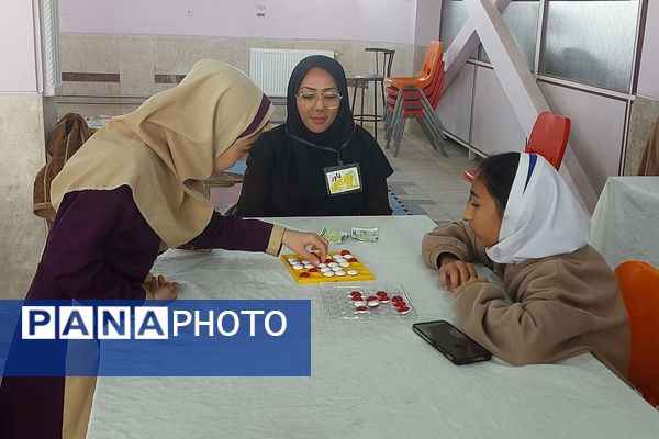 تصاویری زیبا از تمرکز دانش‌آموزان دختر در المپیاد رویش ناحیه۳ شیراز 