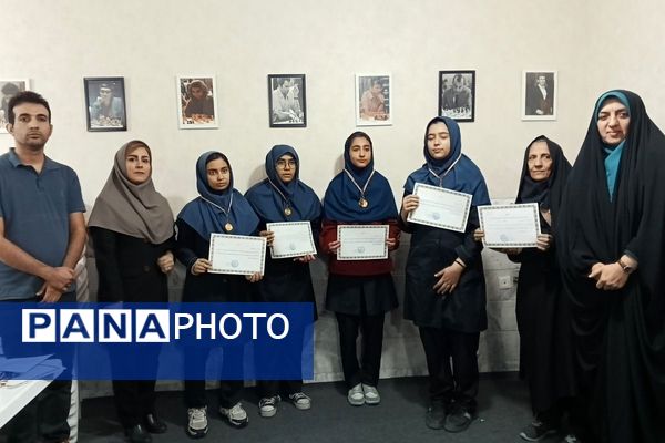 رقابت فکری دانش آموزان شهرستان قدس در مسابقات شطرنج دانش‌آموزی 