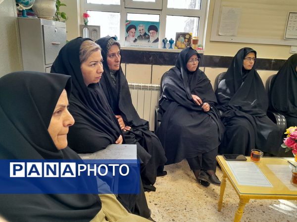 جلسه انجمن اولیا و مربیان در دبیرستان مادرمهربان خلیل آباد