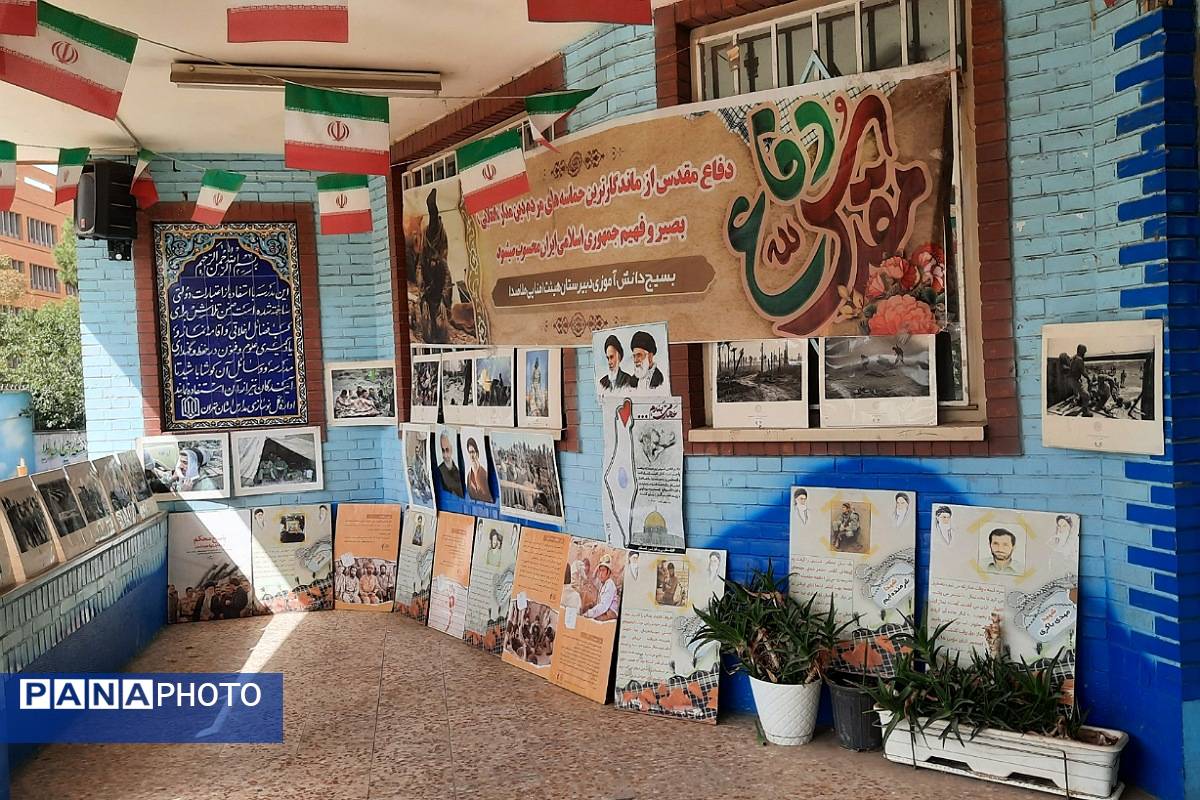 نمایشگاه هفته دفاع مقدس در دبیرستان ملاصدرا ناحیه دو شهرری 