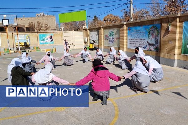 بازی‌های بومی محلی در دبستان دخترانه شاهد نرگس جاجرم