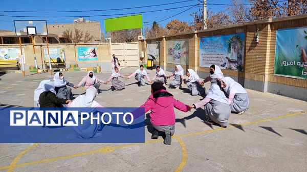 بازی‌های بومی محلی در دبستان دخترانه شاهد نرگس جاجرم