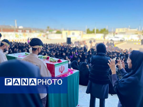 تشییع پیکر شهید گمنام بر دستان دانش‌آموزان هنرستان ابرار منوجان در ایام فاطمیه