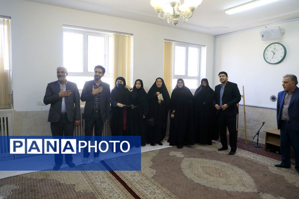 اهدای هدایای مقام معظم رهبری به دانش‌آموزان بیرجندی 