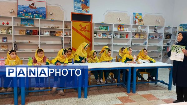 دوستی دانش‌آموزان با کتاب به‌مناسبت هفته‌ کتاب‌ و‌ کتابخانی