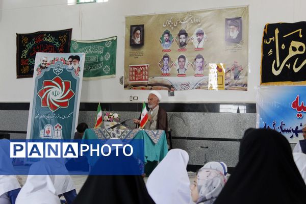 تقدیر از دانش‌آموزان فعال فرهنگی و قرآنی در شهر درق 