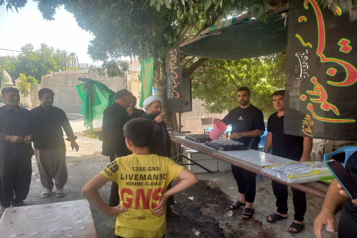 برپایی موکب مردی در کوهنانی منطقه  خسروآباد برای پذیرایی از جاماندگان اربعین حسینی

