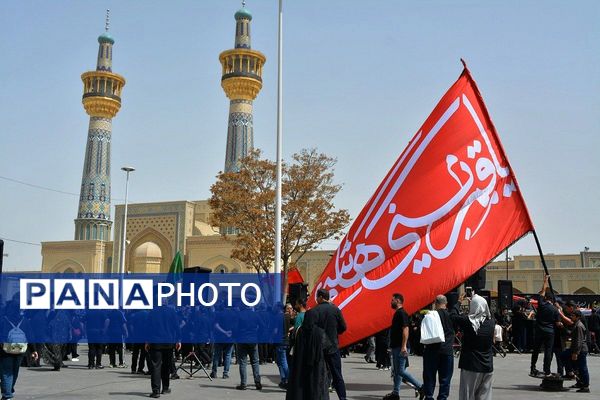 پرچم‌های عزا بر فراز حرم امام رضا(ع)