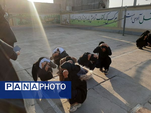 مانور زلزله در مدرسه شهید محمد آسوده روستای دهنو شهرستان خلیل آباد