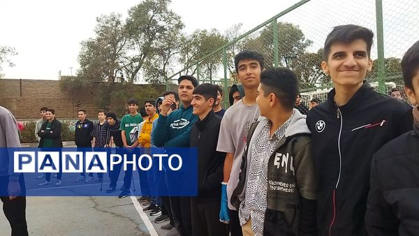 مسابقه والیبال بین دو تیم منتخب دبیران و منتخب دانش آموزان در دبیرستان شاهد ابوذر غفاری 