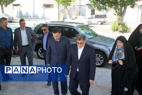 تجدید میثاق مدیرکل امور شاهد و ایثارگران وزارت آموزش و پرورش از شهدا در بوشهر