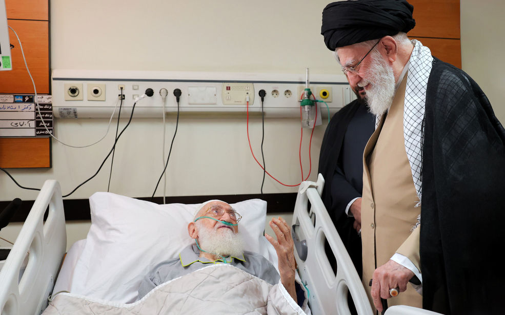 رهبر انقلاب از حضرت آیت‌الله نوری همدانی عیادت کردند