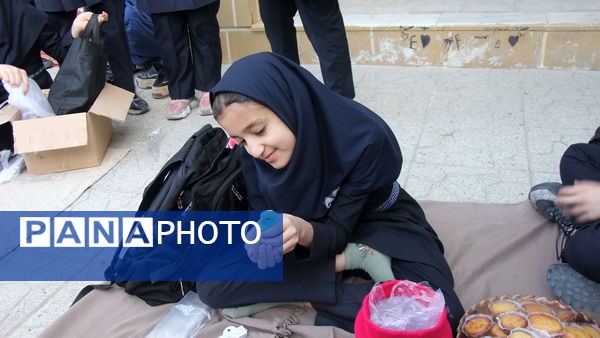 بازارچه کسب و کار دانش‌آموزان دختر در دبیرستان متوسطه اول معلم