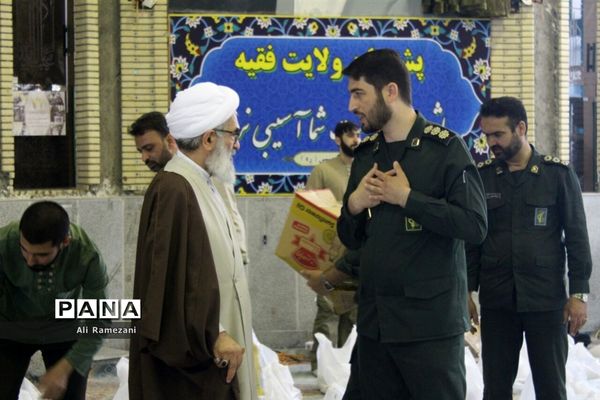 آماده‌سازی بسته‌های معیشتی کمک مومنانه در حسینیه عاشقان ثارالله قائمشهر