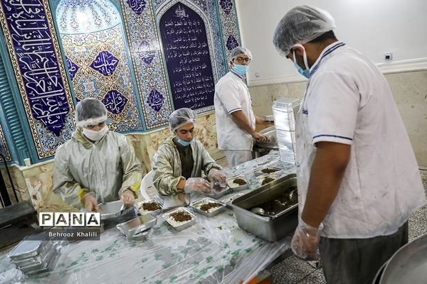 پخت و توزیع غذا درماه مبارک رمضان برای افراد نیازمند