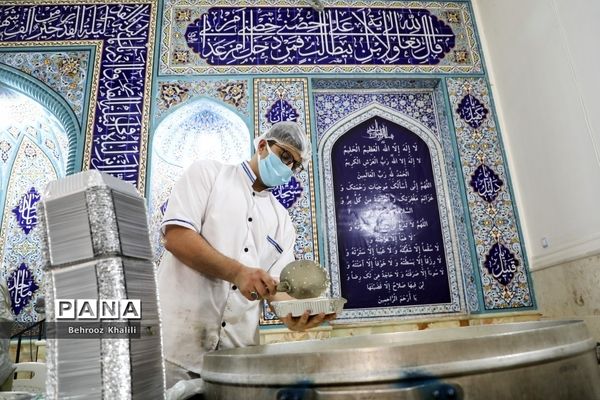 پخت و توزیع غذا درماه مبارک رمضان برای افراد نیازمند