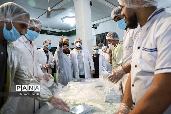 پخت و توزیع غذا درماه مبارک رمضان برای افراد نیازمند