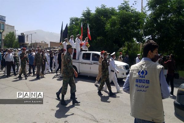 تشییع  ناوبان یکم شهید اسماعیل پور خسرو از شهدای ناو کُنارک در شهرستان داراب