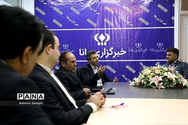 بازدید جمعی از مسئولان ذوب آهن اصفهان از خبرگزاری پانا