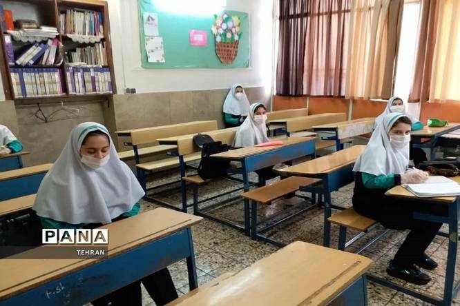 حضور داوطلبانه دانشآموزان منطقه 13 در کلاس درس