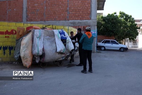 همکاری دانش‌آموزان پیشتاز مازندران در پخش غذا میان نیازمندان