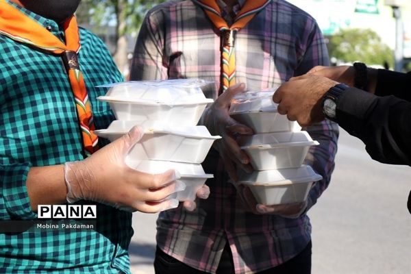 همکاری دانش‌آموزان پیشتاز مازندران در پخش غذا میان نیازمندان