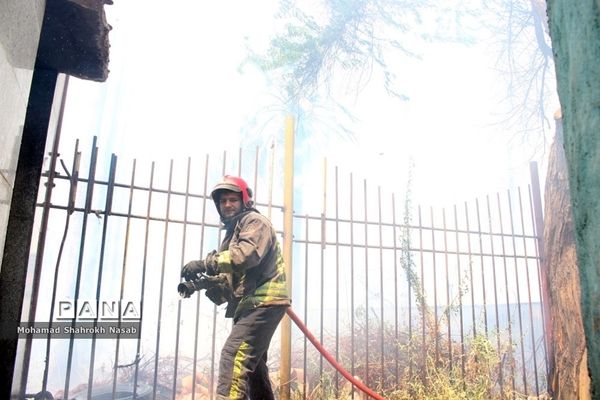 آتش سوزی در محوطه کارگاهی مترو و بخشی از پارک حجاب اهواز