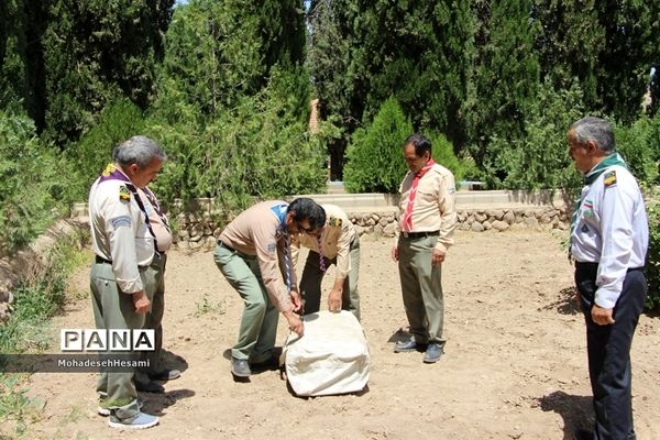 آموزش برپایی چادر در اردوی سازمان دانش‌آموزی