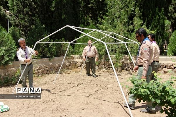 آموزش برپایی چادر در اردوی سازمان دانش‌آموزی