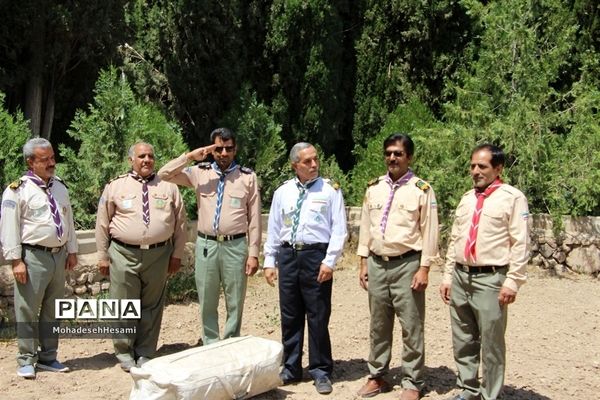 آموزش برپایی چادر در اردوی سازمان دانش‌آموزی