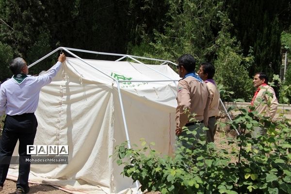 آموزش برپایی چادر در اردوی سازمان دانش‌آموزی
