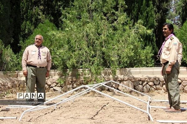 آموزش برپایی چادر در اردوی سازمان دانش‌آموزی